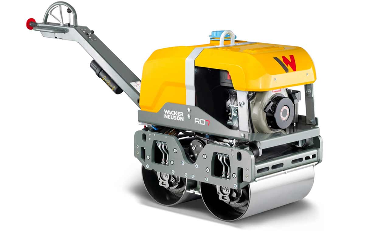 Un rouleau polyvalent qui donne d’excellents résultats. Facile à manœuvrer et pouvant réaliser de nombreuses applications de compactage de sols et de l’asphalte. Ce rouleau polyvalent comporte deux rouleaux lisses aux bords en biseau qui compactent efficacement le goudron et les matériaux granulaires. L’entraînement entièrement hydrostatique réduit la maintenance tout en augmentant la fiabilité.